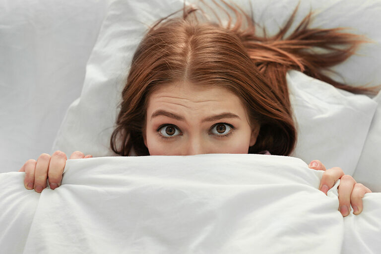 Paralysie du sommeil : causes, symptômes et traitements