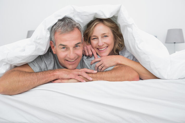 couple sur un lit